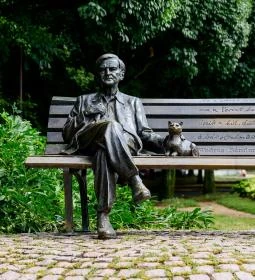 12. legjobb látnivaló: Weöres Sándor szobor