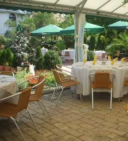 Két Fenyő Étterem 