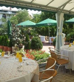 Két Fenyő Étterem 