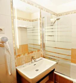 Oroszlános Borhotel & Étterem