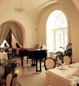 Hotel Kristály & Esterházy Étterem