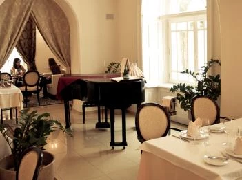 Hotel Kristály & Esterházy Étterem Tata