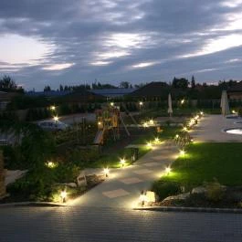 Hotel Kiss Tata - Medence/kert