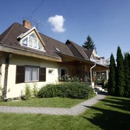 Parti Panzió Tata - Medence/kert