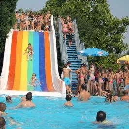 Tatai Fényes Fürdő & Kemping Tata - Medence/kert