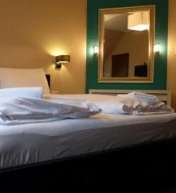 Parton Hotel & Bowling 