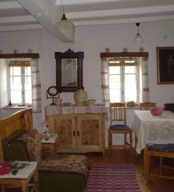 Tornácos Parasztház