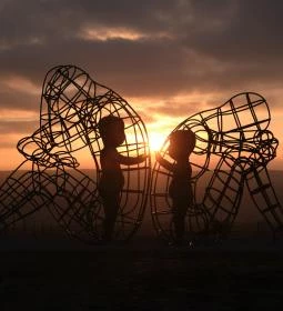 Love by Milov - Szeretet szobor