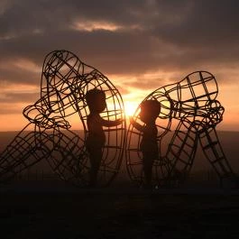 Love by Milov - Szeretet szobor Vál - Egyéb