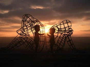 Love by Milov - Szeretet szobor Vál