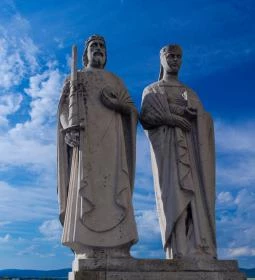 Szent István király és Boldog Gizella királyné szobra