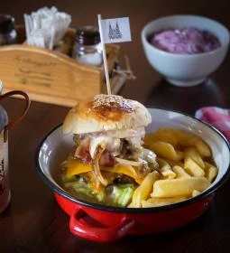 Sárga Ház Borgerező & Bisztró