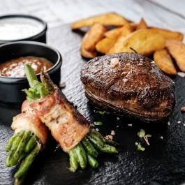 Sárga Ház Borgerező & Bisztró Villánykövesd - Étel/ital