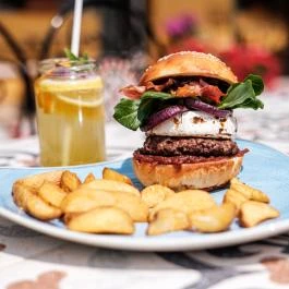 Sárga Ház Borgerező & Bisztró Villánykövesd - Étel/ital