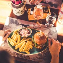 Sárga Ház Borgerező & Bisztró Villánykövesd - Étel/ital