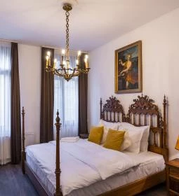 Mr. Görgey Art Hotel & Bistro