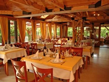 Fészek Vendéglő és Apartmanház Vonyarcvashegy