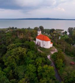 Szent Mihály kápolna és domb