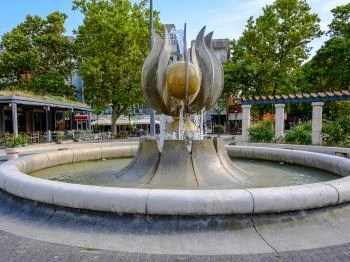 Göcseji tulipán-szökőkút Zalaegerszeg