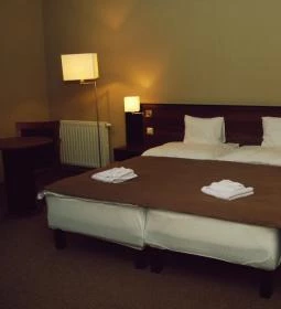 Fiáker Vendéglő & Panzió