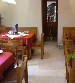 Fiáker Vendéglő & Panzió