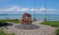 Balaton szíve szobor