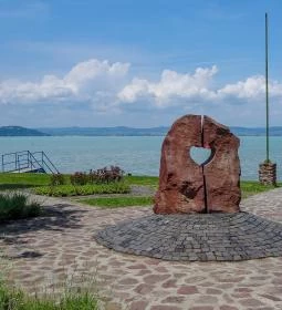 4. legjobb látnivaló: Balaton szíve szobor