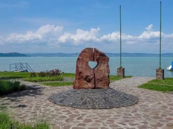Balaton szíve szobor Zamárdi