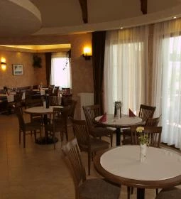 Marietta Pizzéria, Étterem és Kávézó 